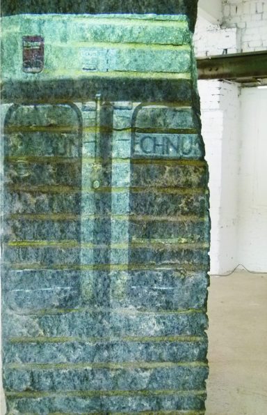 Künstler Jan Moritz Stahl - Grünlich blauer Stein mit vertikalen und horizontalen Linien und Texturen.