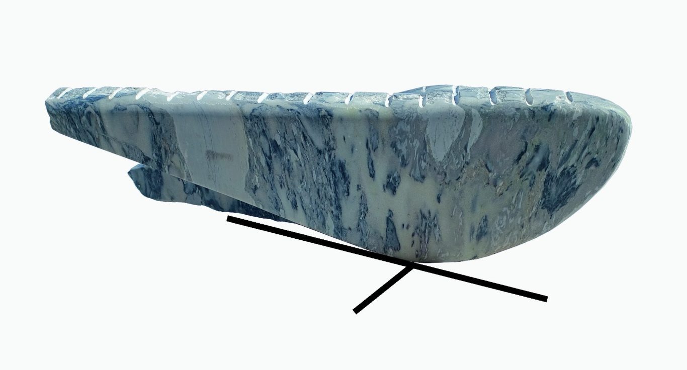 Der Einheitliche Zwiespalt Künstler Jan Moritz Stahl- Blau gemusterte Steinskulptur mit modernem Design und schwarzem