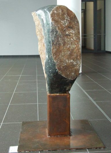 Künstler Jan Moritz Stahl- Abstrakte Skulptur aus Stein, auf einem metallischen Sockel in einem Innenraum.