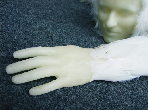 Künstler Jan Moritz Stahl - Eine humanähnliche Hand und Kopfskulptur aus hellem Material auf grauem Hintergrund.