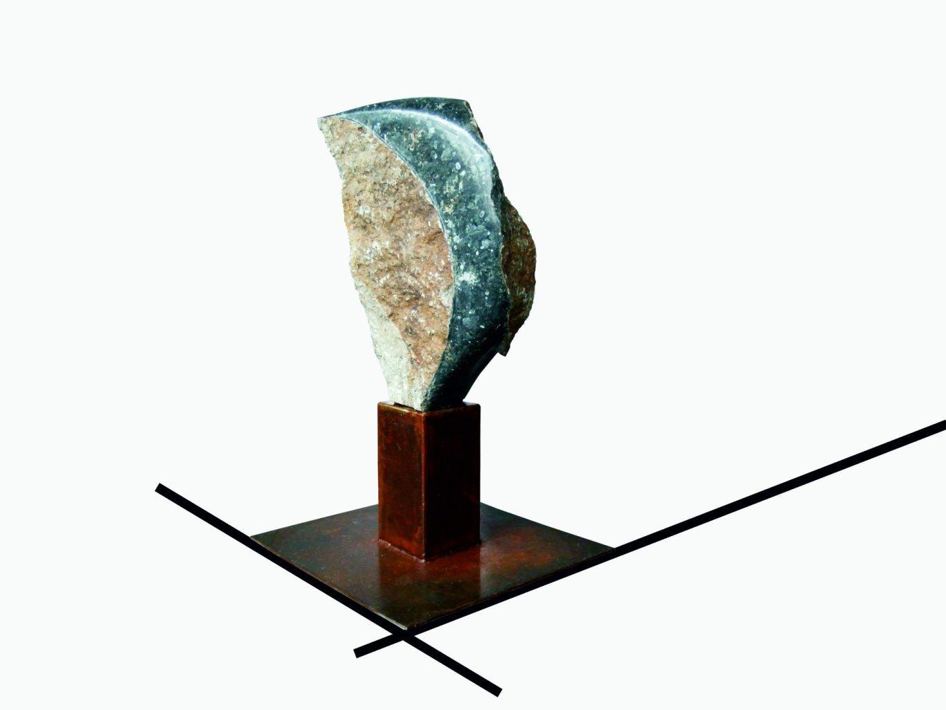 Gespräch mit dem Mond Künstler Jan Moritz Stahl- Abstrakte Skulptur aus Stein auf quadratischer Basis, mit klaren Linien und Formen.