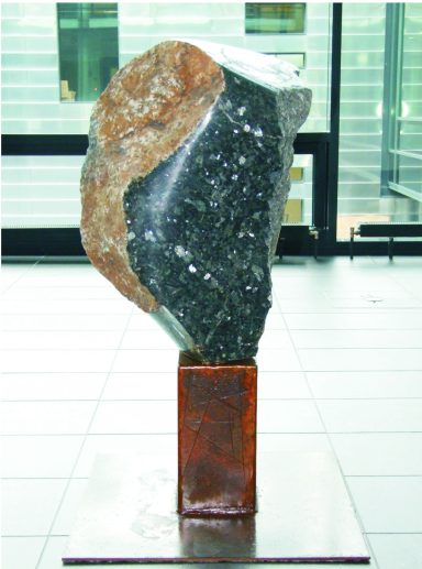 Künstler Jan Moritz Stahl- Eine skulpturale Steinskulptur, auf einem rechteckigen Sockel, im modernen Innenraum.