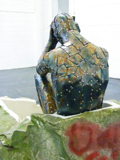 Künstler Jan Moritz Stahl - Skulptur eines nachdenklichen menschlichen Körpers in einer Box, mit geometrischem Muster.