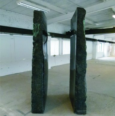 Künstler Jan Moritz Stahl - Zwei vertikale, dunkle Steinplatten stehen in einem leeren Raum.