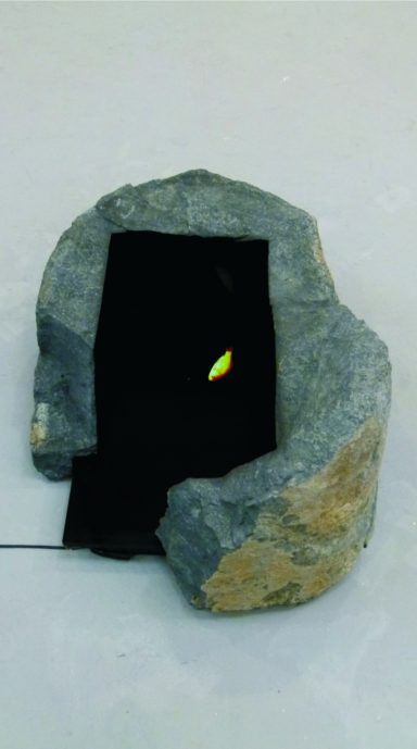 Künstler Jan Moritz Stahl - Eine steinerne Umrandung mit einem schwarzen Inneren und einer bunten, leuchtenden Form.