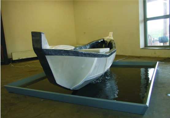 Künstler Jan Moritz Stahl - Ein minimalistisches Boot aus weißem Material in einem Wasserspiegel.