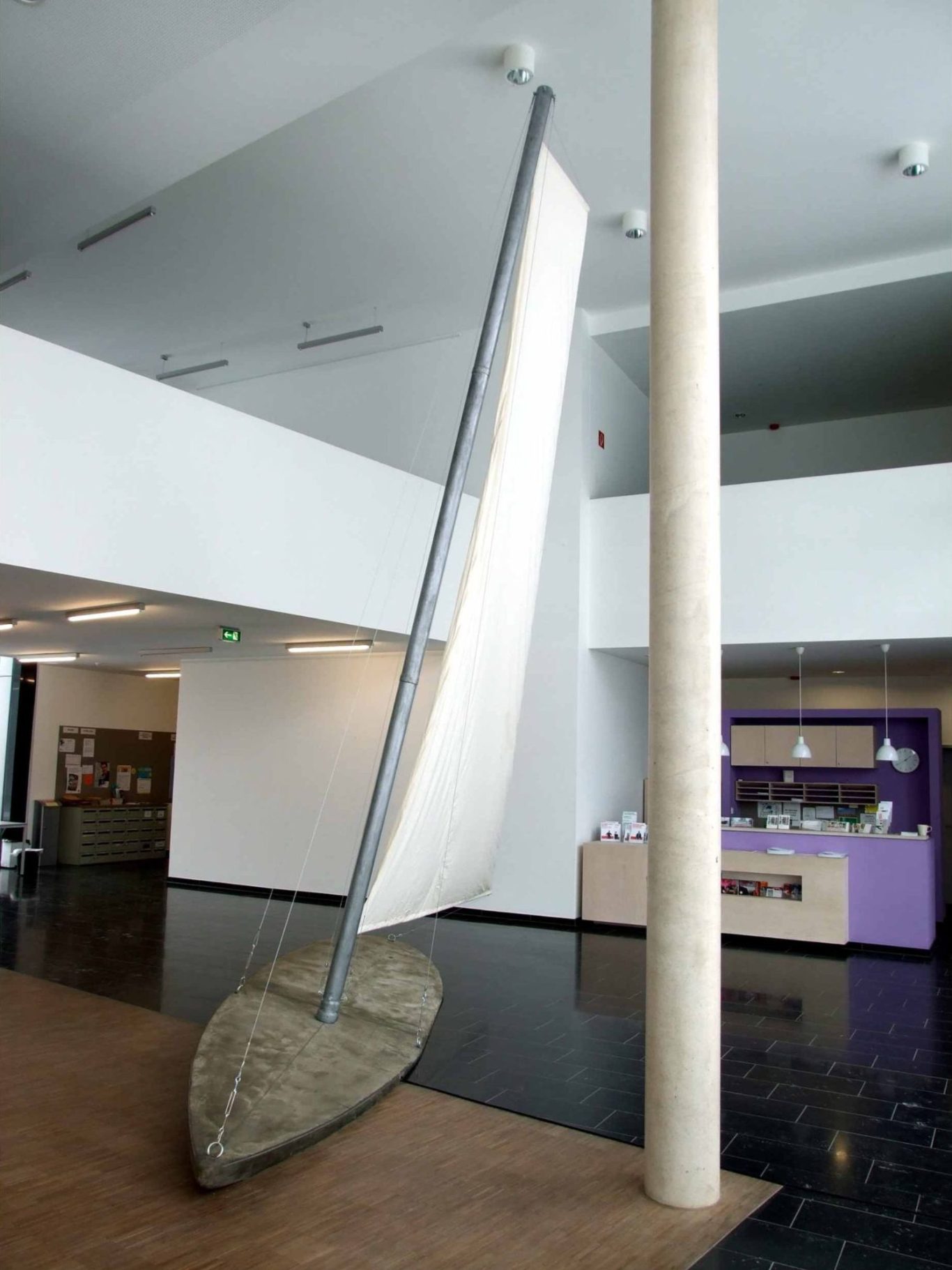 Die Punkt Reise Künstler Jan Moritz Stahl - Moderne Skulptur eines Segelboots aus Beton und Metall in einem hellen Raum.