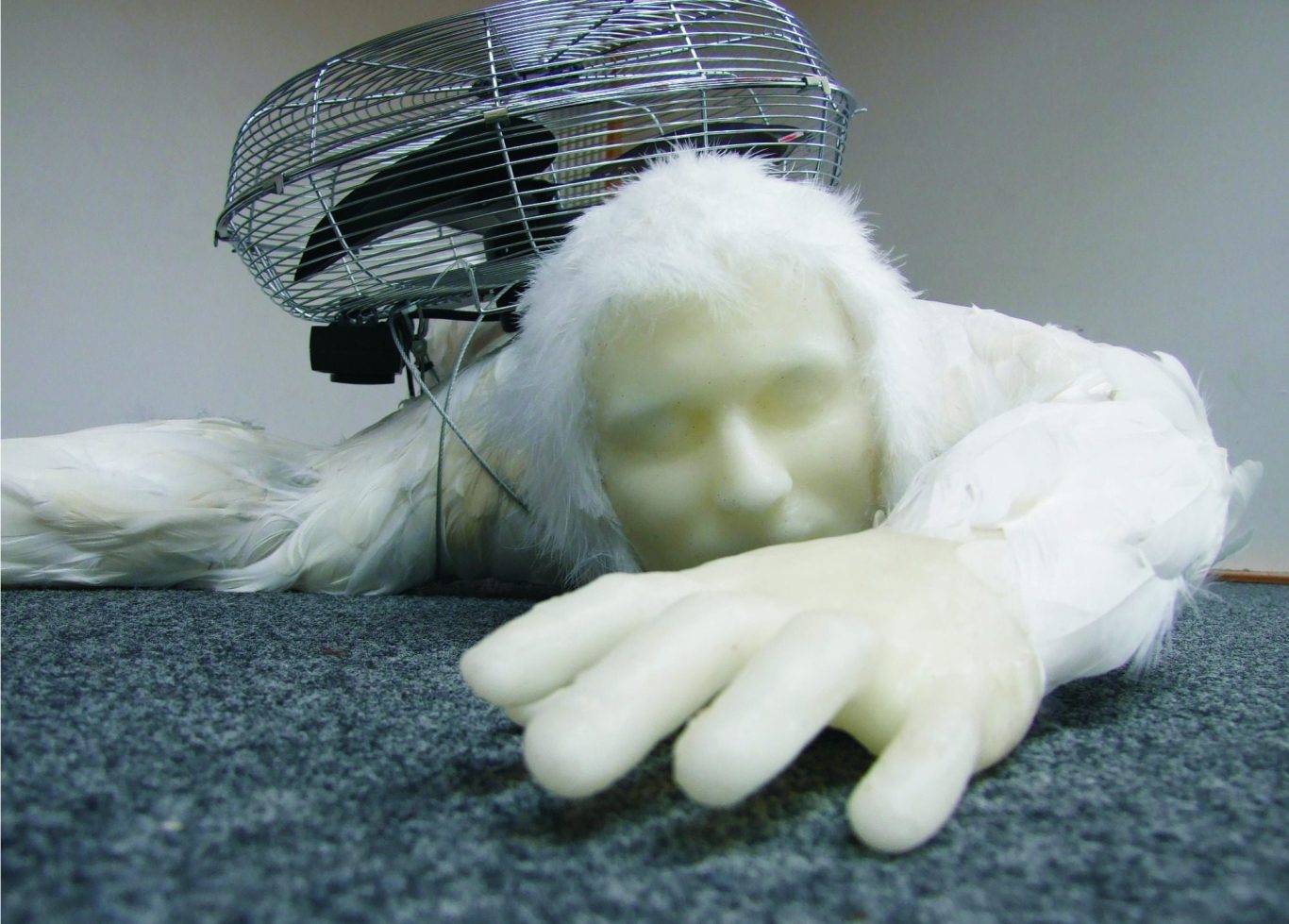 Der Federmann der nicht fliegen kann Künstler Jan Moritz Stahl - Eine humanoide Skulptur mit einem besonderen Kopf und einer Hand, die ausgestreckt ist.