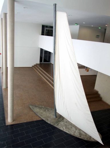 Künstler Jan Moritz Stahl - Segelboot-Skulptur in modernem Innenraum mit Treppen und hellem Licht.