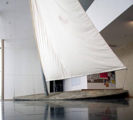 Künstler Jan Moritz Stahl - Ein Boot mit einem großen weißen Segel steht in einem modernen Innenraum.