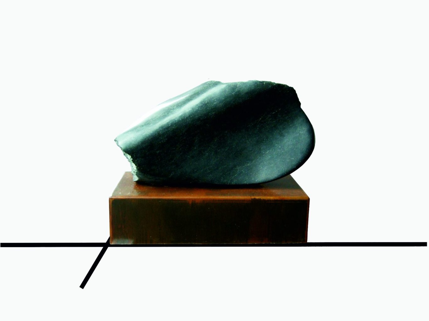 Der Stolz Künstler Jan Moritz Stahl - Schwarzer, geschwungene Skulptur auf einem Stahlsocke, leicht angehoben.