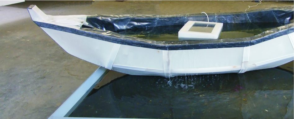 Künstler Jan Moritz Stahl - Weißes Boot mit blauen Akzenten, auf einer Wasseroberfläche platziert.