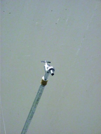 Künstler Jan Moritz Stahl - Ein silberner Wasserhahn mit einem langen, transparenten Schlauch.